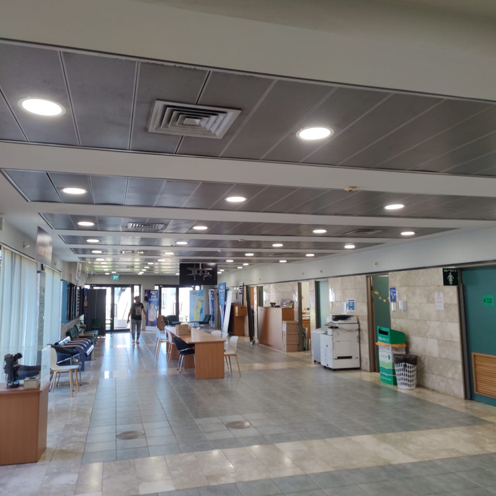 בתמונה: החלפת גופי תאורה לגופים יעילים אנרגטית המפחיתים את השימוש בצריכת החשמל.