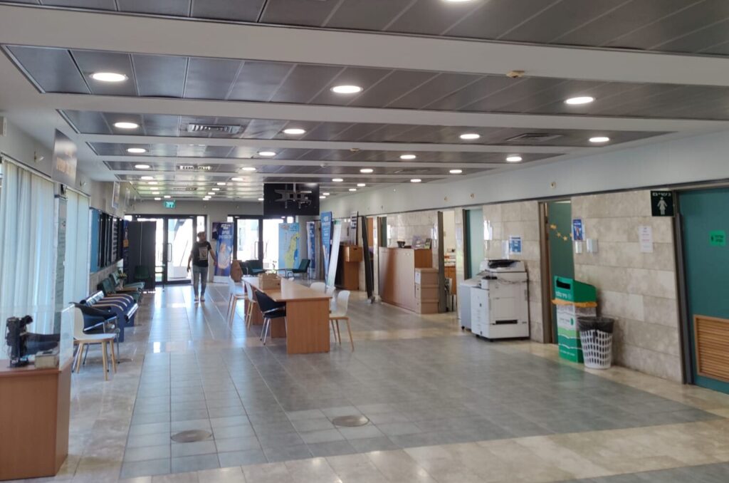 בתמונה: החלפת גופי תאורה לגופים יעילים אנרגטית המפחיתים את השימוש בצריכת החשמל.